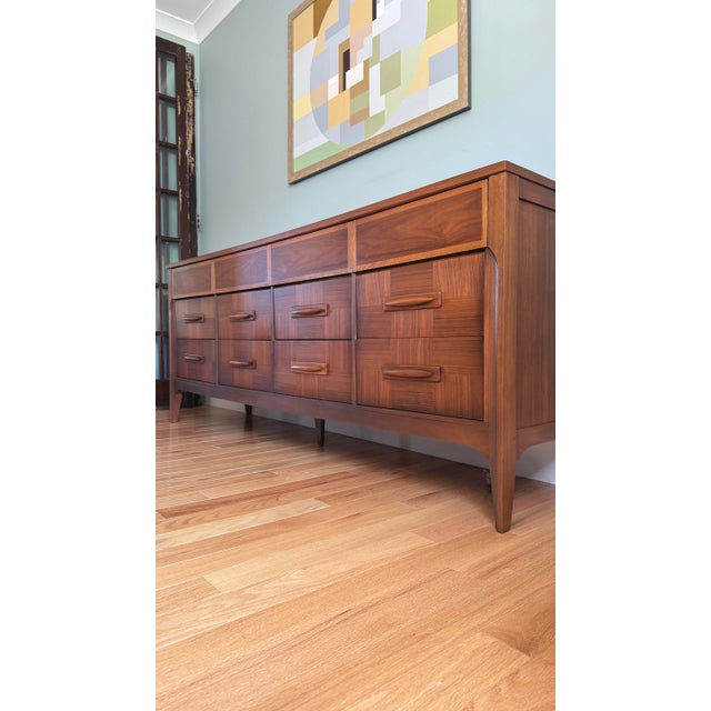 1960s Vintage MCM Lowboy Dresser by Very Best Furniture Co. For Sale - Image 5 of 12