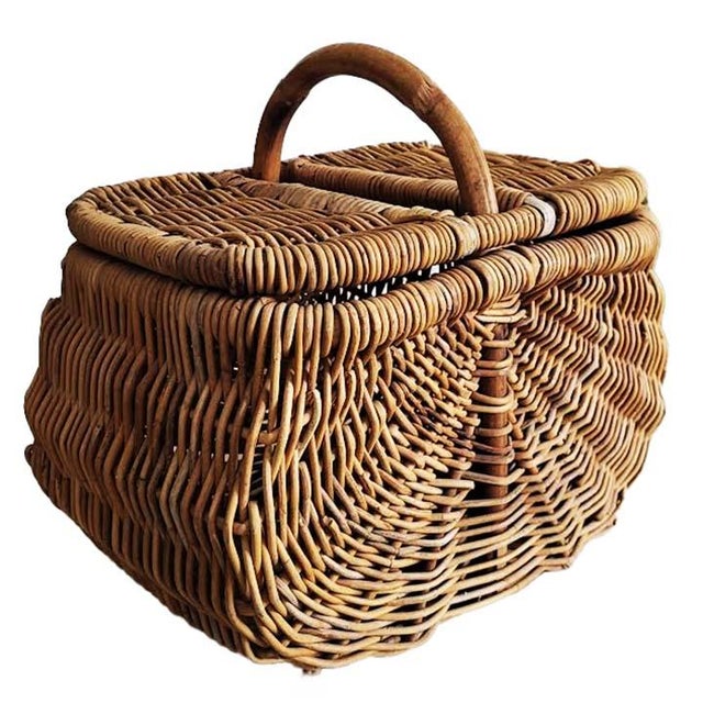 American Vintage Wicker Handmade Buttocks Farmer's Harvest Basket With Removable Lid For Sale - Image 3 of 6