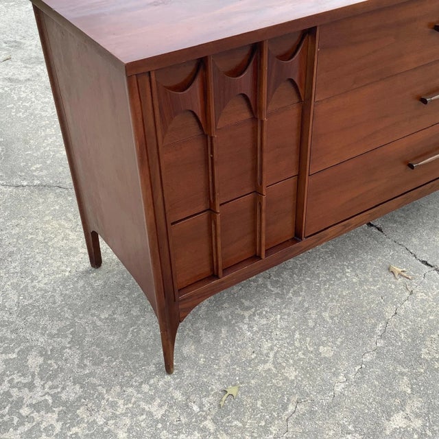 Amazing MCM Perspecta by Kent Coffey Dresser, Wonderful lines, form and flow. All original finish and handles, Excellent