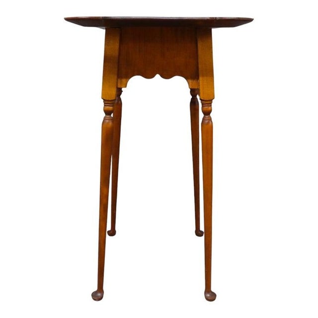 Traditional Pair River Bend LTD Federal Tiger Maple Butterfly Top Stands, Signed, 20thC For Sale - Image 3 of 13
