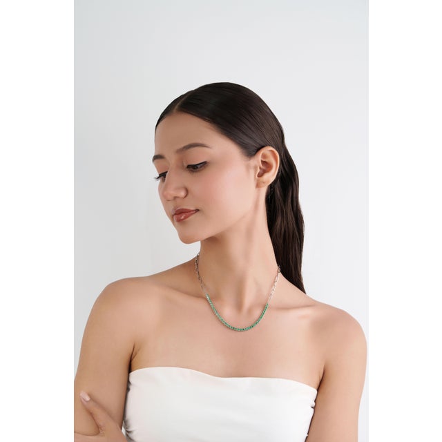 Modern 3.85ct Round Emerald Tennis Necklace With Paperclip Chain in 18k Gold For Sale - Image 10 of 18
