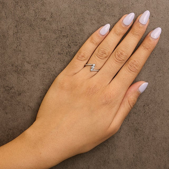 Early 21st Century 10K White Gold 1/4 Cttw Lab Grown Diamond Vertical Three Stone Ring - Size 6.5 For Sale - Image 5 of 6