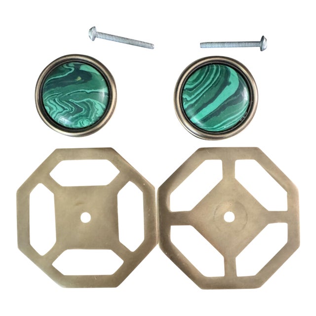 Modern Matter Set: Lane 1.40" Custom Knob - Antique Brass - Gemstone: Malachite & 3" Backplate in Antique Brass For Sale