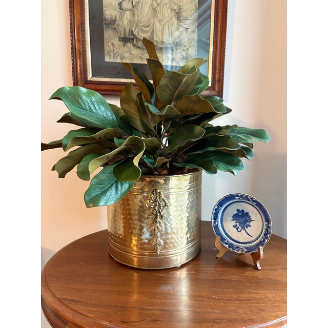 Vintage Hammered Brass Cache Pot Planter With French Style Ribbon & Leaf Motif For Sale In New Orleans - Image 6 of 9