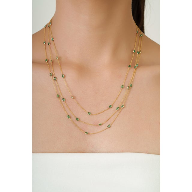 Art Deco Bohemian Chic 5.15ct Emerald Station Multi-Strand Necklace in 14k Yellow Gold For Sale - Image 3 of 14