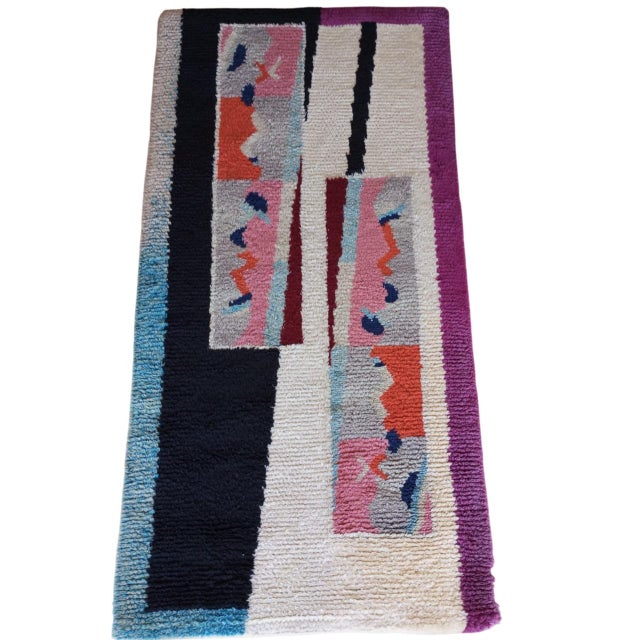 This rug, designed by Saporiti Studio in the 1990s, measures 240 cm x 140 cm. It's part of the "Razionalismi" collection,...