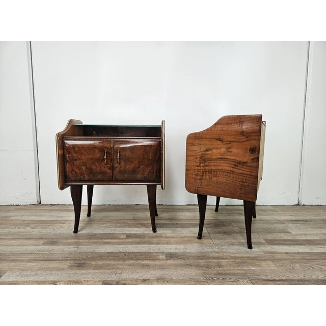 Art Deco Bedside Tables in Walnut Burl with Mirrored Shelves and Brass Handles, 1950, Set of 2 For Sale - Image 4 of 18