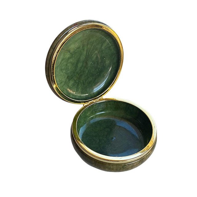Mid 20th Century Large Round Emerald Green Alabaster Trinket Box With Hinged Lid - Italy For Sale - Image 5 of 6