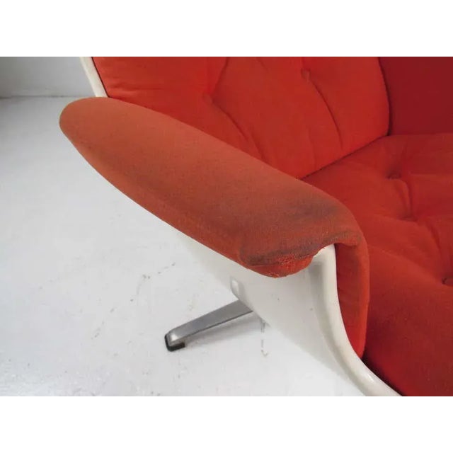 Pair of Mid Century Fiberglass Swivel Lounge Chairs For Sale In New York - Image 6 of 13