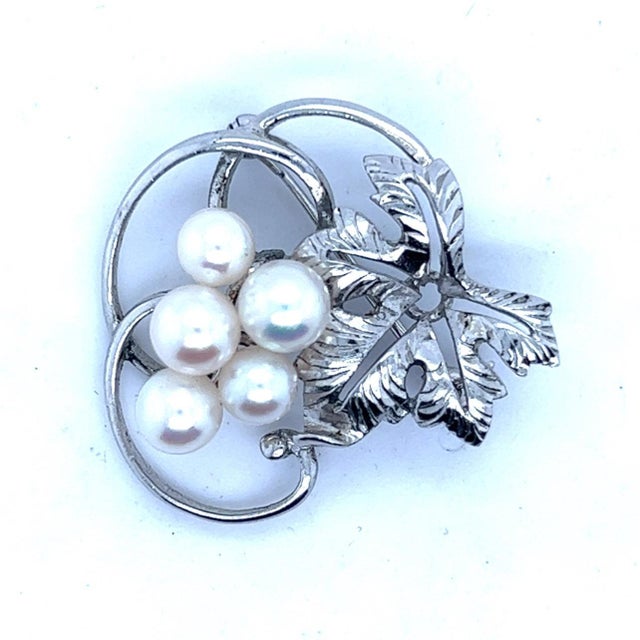 1990s 1990s Mikimoto Estate Akoya Pearl Brooch Pin Sterling Silver For Sale - Image 5 of 8