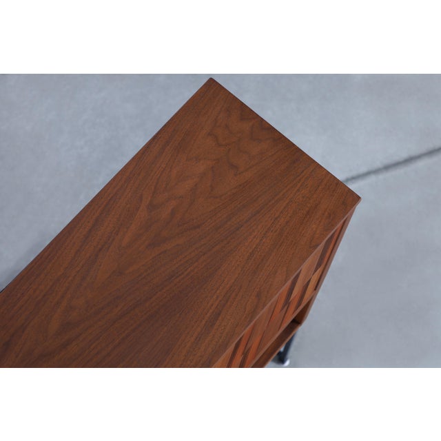 1960s Mid-Century Modern Walnut and Rosewood Display Cabinet by Stanley For Sale - Image 13 of 14