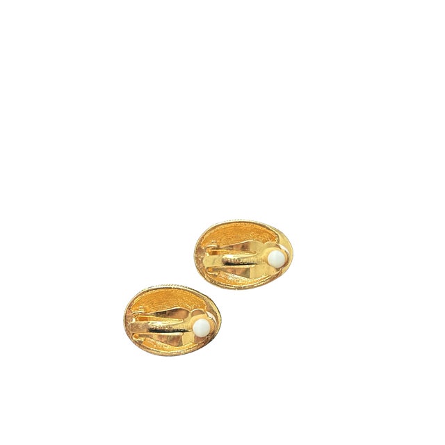 1980s Pair of Vintage Premier Usa Gold Tone Rope Clip-on Earrings – Textured Domed Oval Button Earrings, 1980s For Sale - Image 5 of 5