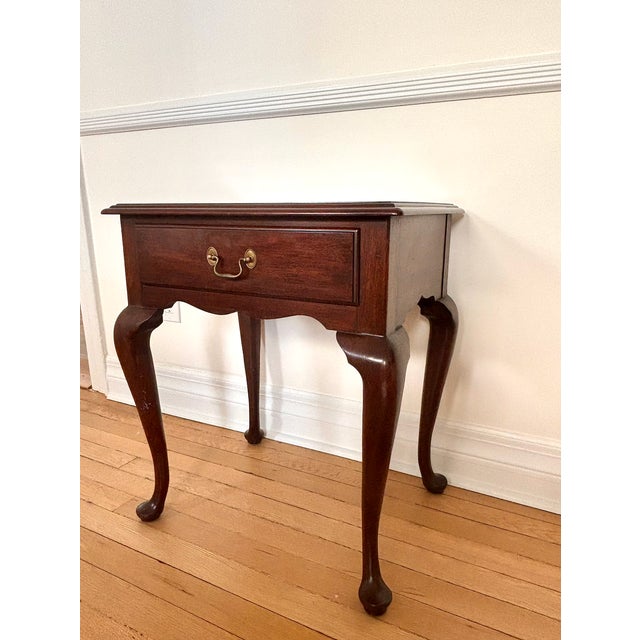 Vintage 1985 Virginia Galleries by Henkel-Harris Solid Mahogany Queen Anne Side Table For Sale In New York - Image 6 of 11