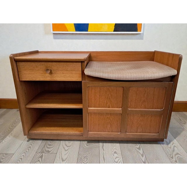 Nathan Mid Century Teak Hall Seat / Telephone Table (1970s) A fine example of 1970s British craftsmanship, this mid-...