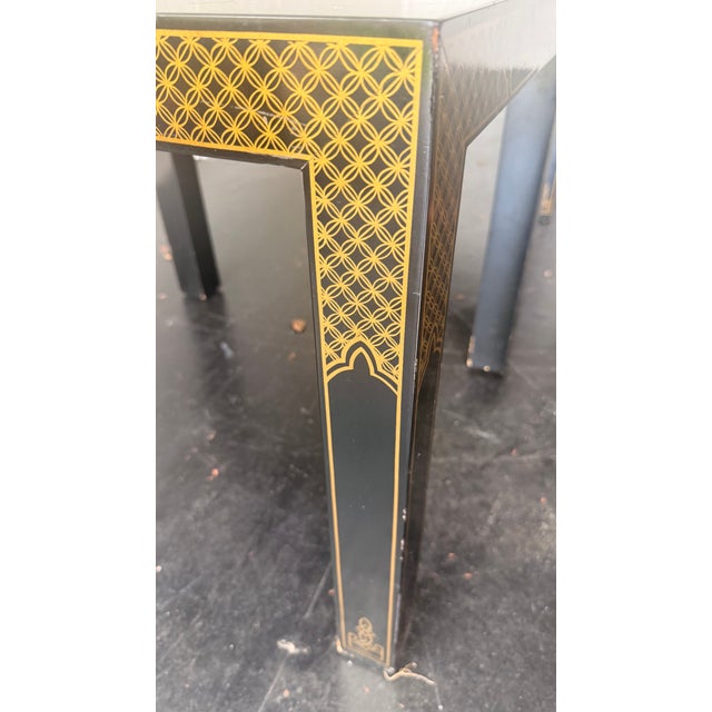 1980s Drexel Heritage Chinoiserie Parsons Side Tables, Pair – Lacquered With Gilt Asian Motif Inlay For Sale - Image 12 of 14