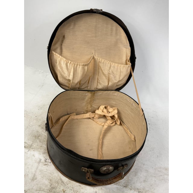 Antique Hat Box in Lined Cardboard and Leather, Late 19th Century For Sale - Image 13 of 16