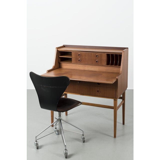 Vintage desk with pull out top and some amazing details. The top has serious stains but furthermore in a good vintage...