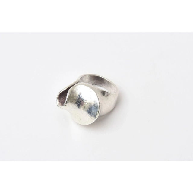 1960s Vintage Sterling Silver Sculptural Modernist Ring Hallmarked Size 5.25 For Sale - Image 5 of 10