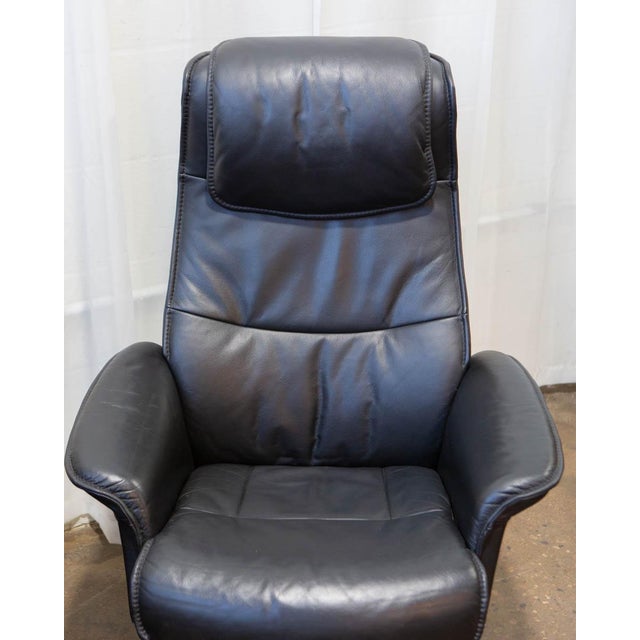 Metal Pair Img Comfort Norwegian Leather Swivel and Reclining Lounge Chairs With Ottomans, Mid-20th Century For Sale - Image 7 of 18