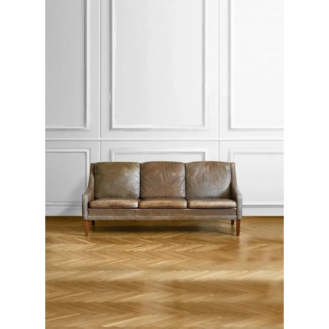 Mid-Century Leather Sofa, 1950s, in Good conditions. Designed 1950 to 1959