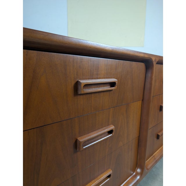 Mid Century Modern Walnut 9-Drawer Lowboy Dresser by Widdicomb, C1960s For Sale In Los Angeles - Image 6 of 18