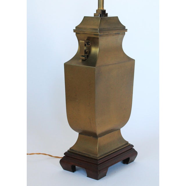Vintage Brass Chinoiserie Table Lamp W/ Greek Key Detail For Sale - Image 4 of 18