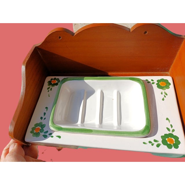 Bathroom Objects in Casale Toscano Wood and Ceramic with Floral Decoration, 1900s, Set of 5 For Sale - Image 5 of 10