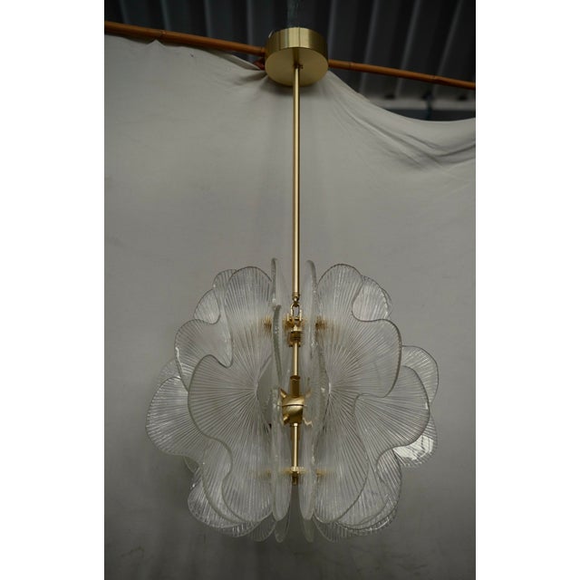 Splendid Murano glass chandelier with a particular shade of transparent color. Its round design is also very particular...