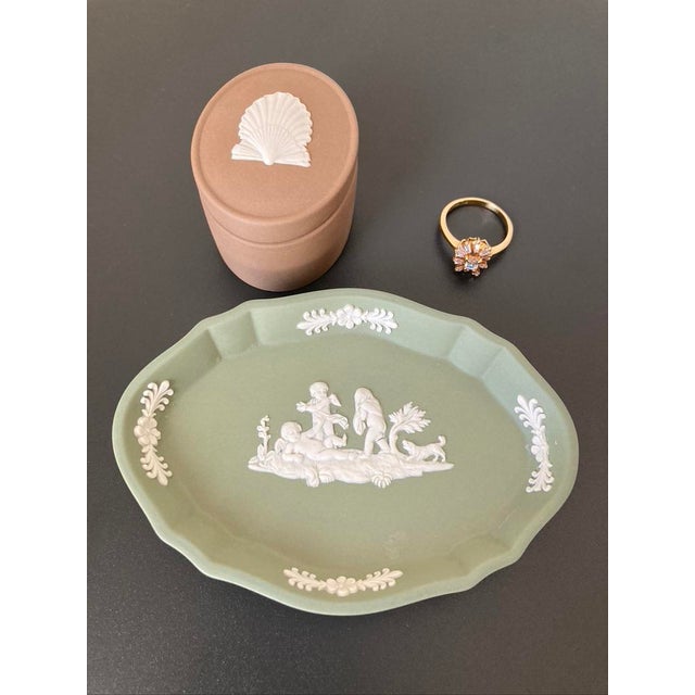 Mid 20th Century Scalloped Sea Shell Design Wedgwood Jasperware Sand Brown English Oval Jewelry Box For Sale - Image 18 of 18