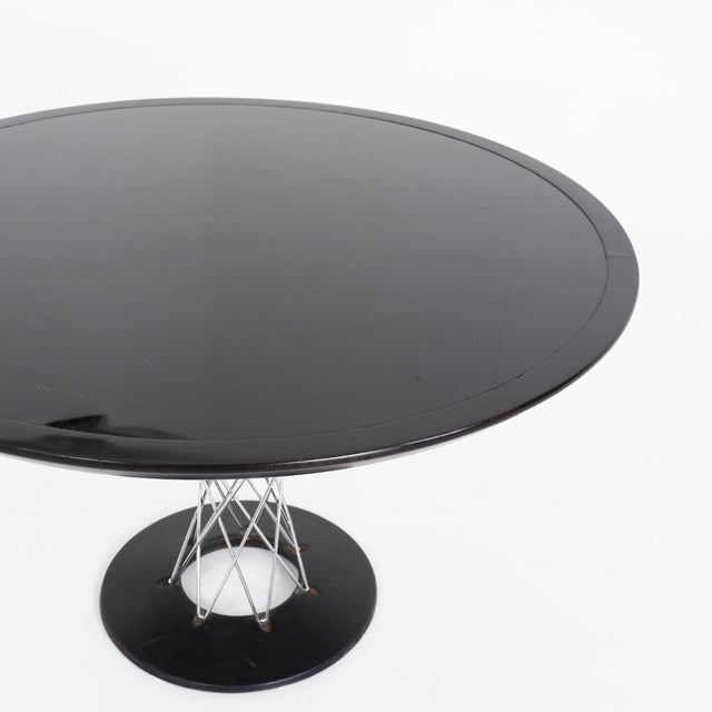 This iconic dining table, designed by the renowned artist and designer Isamu Noguchi, is a masterpiece of mid-century...
