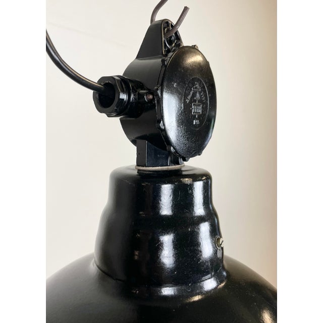 East German Black Enamel Factory Light by LBD Veb Leuchtenbau, Dresden, 1950s For Sale - Image 6 of 16