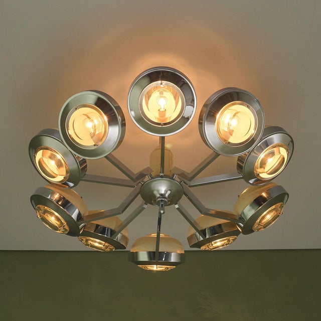 This Italian chandelier, designed by Oscar Torlasco and produced by Stilkronen in the 1970s, exemplifies the innovation in...