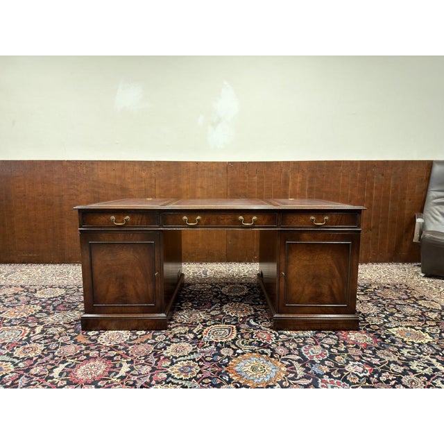 English Chesterfield Desk in Walnut and Leather For Sale - Image 3 of 18