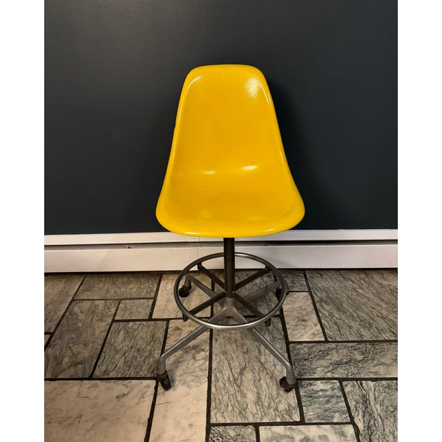 Herman Miller Vintage Herman Miller Eames Fiberglass Shell Chairs – Set of 3 – Orange, Yellow & Gray – Swivel Task Base For Sale - Image 4 of 8