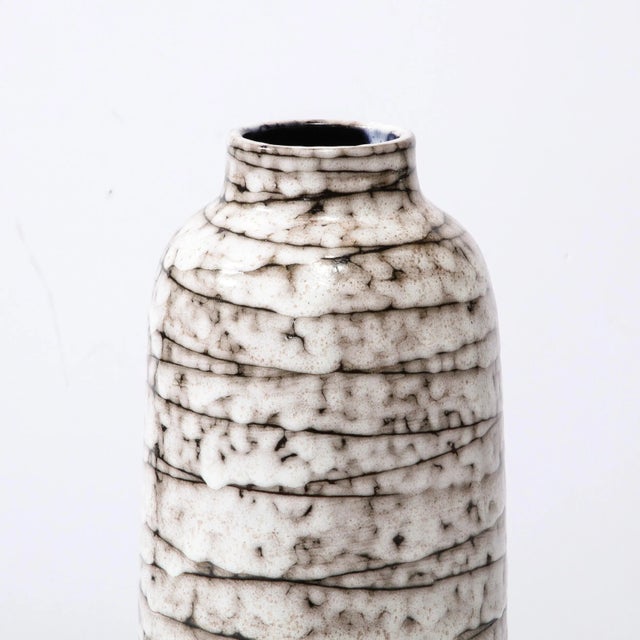 Mid-Century Modernist White and Earth Toned Horizontally Striated Ceramic Vase For Sale - Image 4 of 11