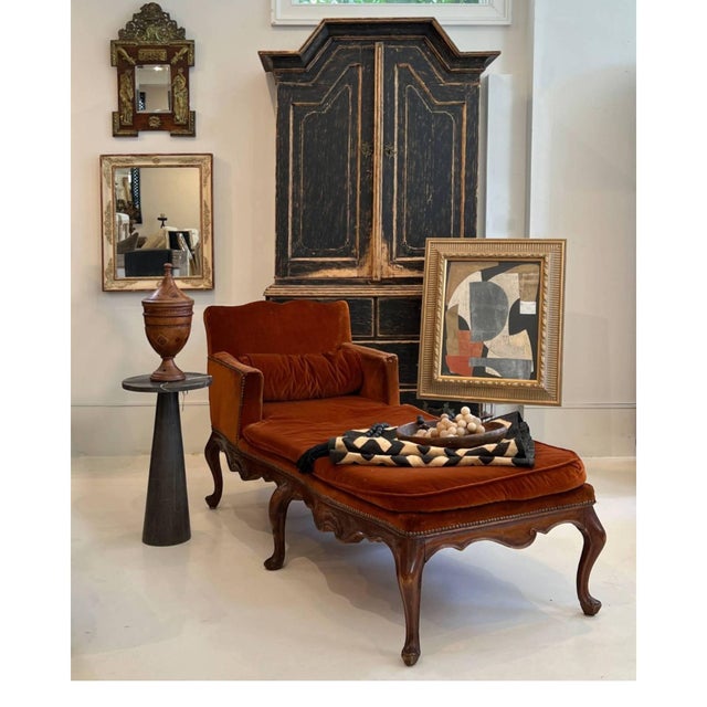 A beautifully carved 18th-century Venetian chaise crafted from walnut, showcasing the graceful lines and elegant...