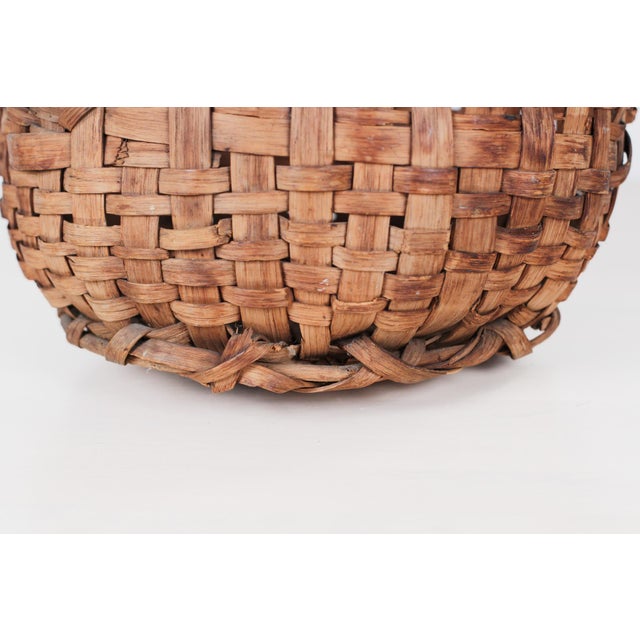 Brown Late 19th to Early 20th Century Hand-Woven American Splint Gathering Basket For Sale - Image 8 of 11