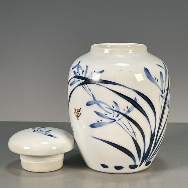 Chinese Vintage Blue & White Porcelain Tea Jar With Lid – Orchid Motif & Calligraphy, "Wan Yu" Mark For Sale - Image 3 of 9