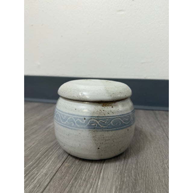 Ceramic 1950s Handmade 1955 Ceramic Butter Crock With Lid – Studio Pottery Swirl Band For Sale - Image 7 of 12