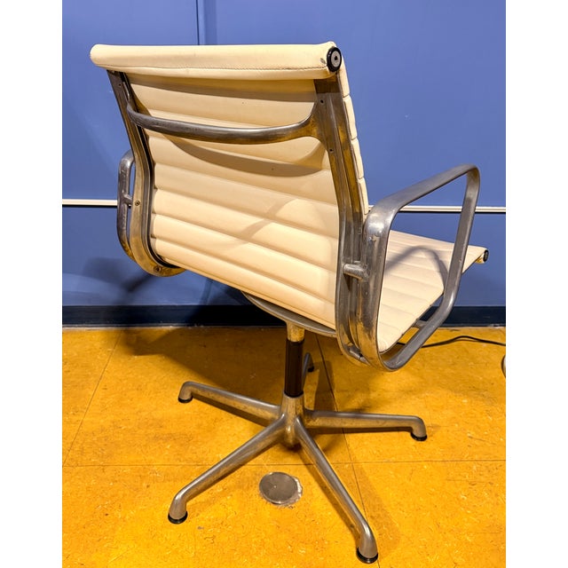 1970s Aluminum Group Office Chair by Charles and Ray Eames for Herman Miller, 1970s For Sale - Image 5 of 8