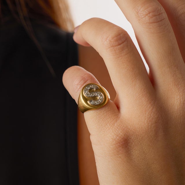 1980s Vintage Diamond 18k Two Tone Gold Signet "S" Ring, Size 4 For Sale - Image 5 of 7