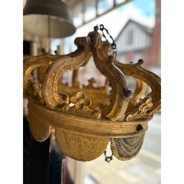 This gilded wooden bed crown is a circular shape and a very decorative baroque style. It is in great original condition....