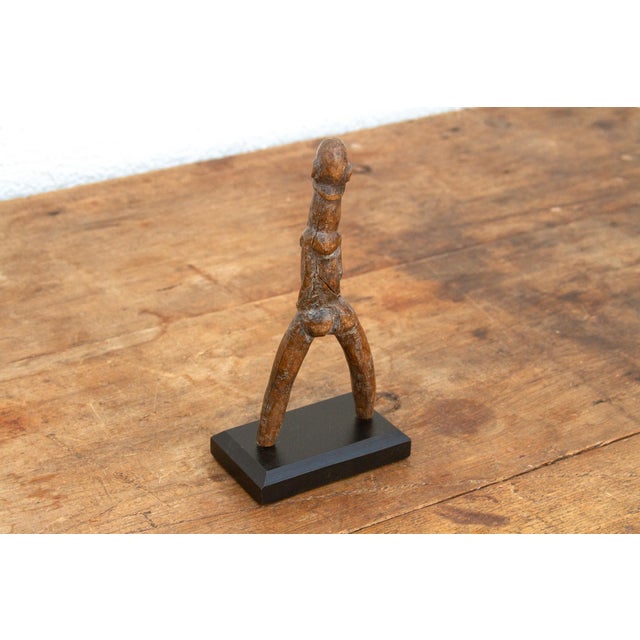 1960s Kpelle Art Traditional African Slingshot For Sale - Image 5 of 6