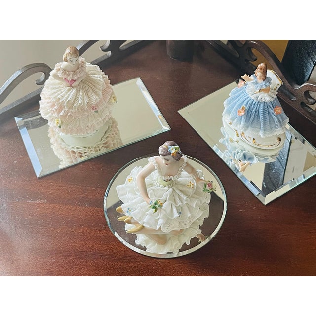 1900 - 1909 1900s Victorian Lace Porcelain Set of 3 Figurines With Mirrored Stands For Sale - Image 5 of 9