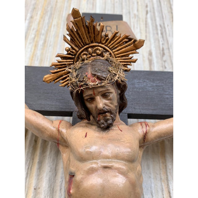 Brown Early 20th Century Art Decò Hand Carved Wooden Crucifix with Stunning Bronze Corpus of Christ For Sale - Image 8 of 18
