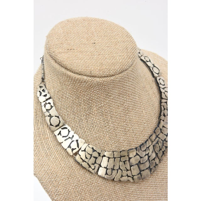 Vintage Sterling Silver Pebbled Design Collar Necklace Hallmarked For Sale In Miami - Image 6 of 10