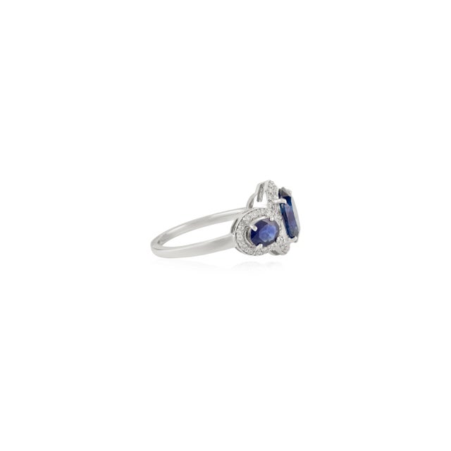 Ink Blue 2.6 Carat Deep Blue Sapphire Three Stone Diamond Ring Size 6.5 in 14k Gold For Sale - Image 8 of 13