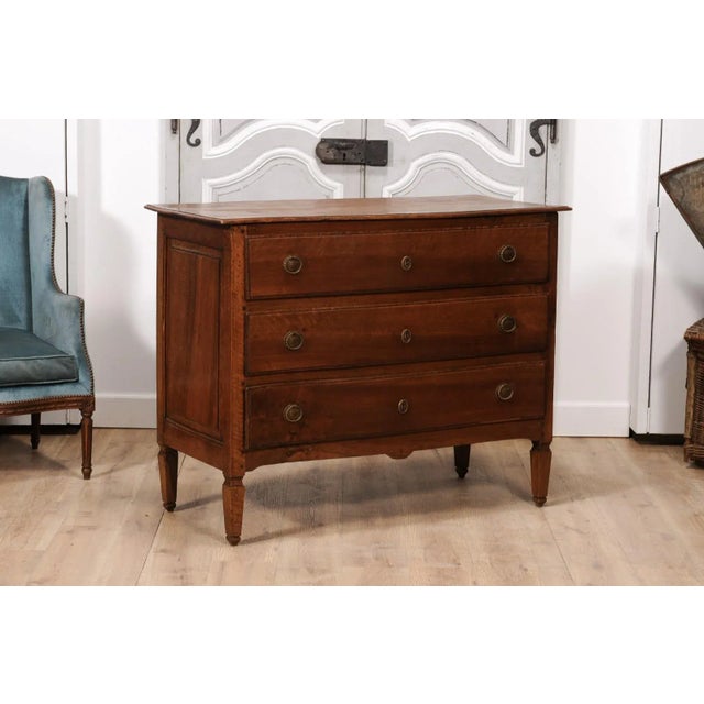 Early 19th Century Italian 1820s Serpentine Front Walnut Commode with Three Drawers For Sale - Image 5 of 12