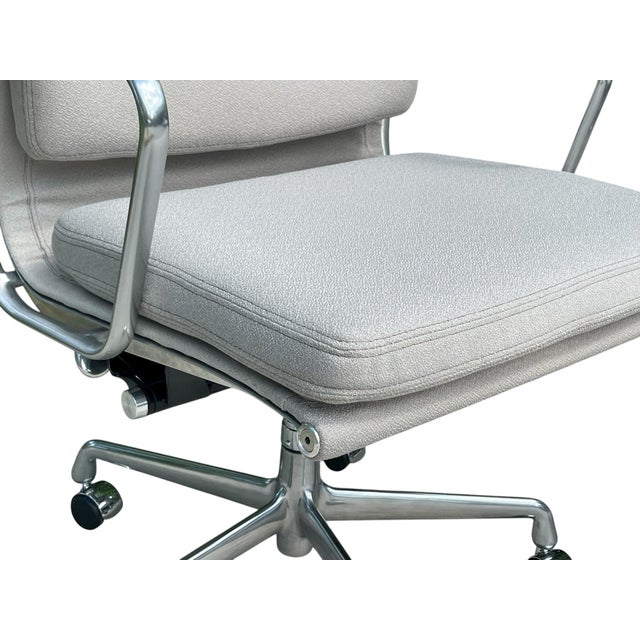 Eames for Herman Miller Soft Pad Executive Chair Ea437 in Buff Pebble Weave (2022) For Sale - Image 9 of 12