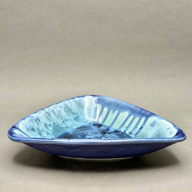Blue Vintage Edgecomb Potters Maine Blue Crystalline Glaze Triangular Art Pottery Bowl Catchall For Sale - Image 8 of 10